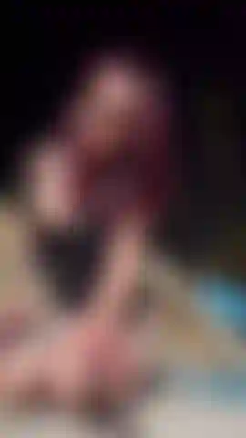 Gerne raucht und sich am pool vergnügt.