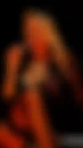 Blonde, light eyes, glasses... maturity is also seductive.