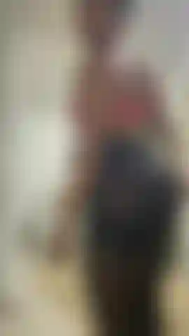 Latex-bh und leoparden-strumpfhose auf einem großen arsch.