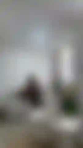 Latexunterwäsche und lederstiefel, schwarze strümpfe.