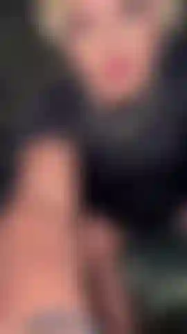 Wann immer ich wandern gehe, bekomme ich den drang, mich auszuziehen; ich liebe es, mich an öffentlichen orten nackt auszuziehen.