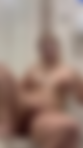 Eine blondine mit kleinen brüsten masturbiert ihre feuchte muschi.