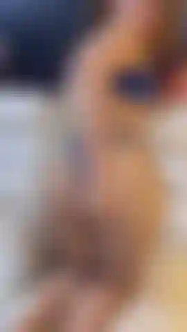 Schau mir zu, wie ich mit meinem leckeren vibrator spiele, bis ich spritze, und mit meinen titten spiele.