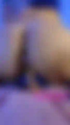 Eingestöpselt und sitze auf dem dildo.