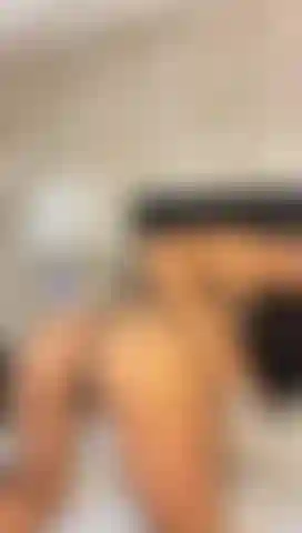 Und öffne meinen arsch, um dir mein enges loch zu zeigen.