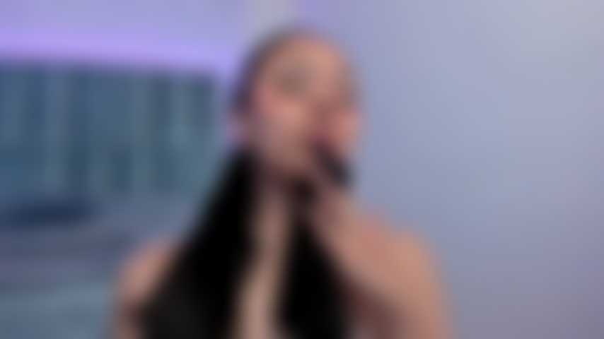 Die an ihrem eigenen höschen riecht und es leckt.