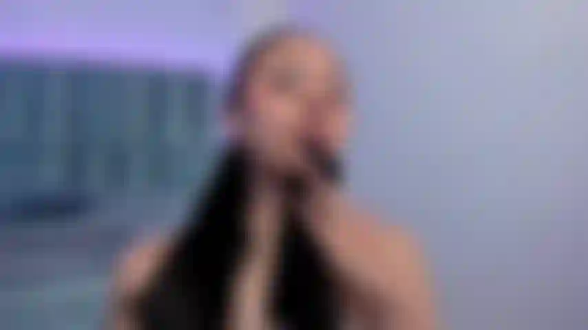 Die an ihrem eigenen höschen riecht und es leckt.