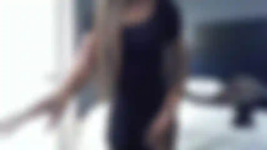 Die nackt und erotisch tanzt.