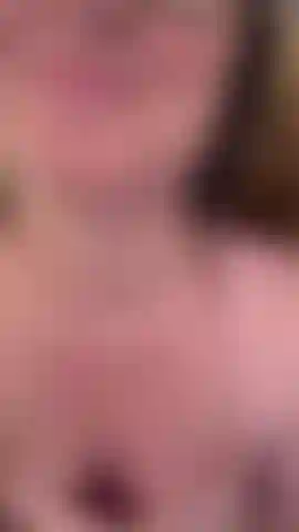 Die sich in ihrem rosa kleid dreht und ohne höschen neckisch aussieht.