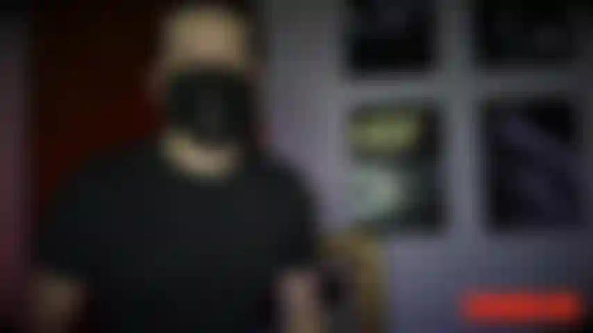 Batwoman maid in not! Sie wurde gefesselt, geknebelt, verblindet und dann gehänselt. Schau ihr zu, wie sie sich in ihren seilen und fesseln windet.