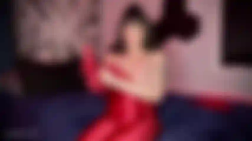 Glänzender roter körperanbetungsanhänger.