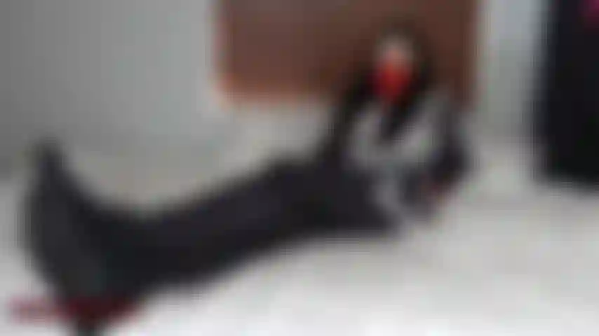 Du wurdest beim schnüffeln und stehlen von frauenhöschen und -schuhen erwischt, also beschließt diese superheldin, dir mit einer fußdemütigung harte gerechtigkeit widerfahren zu lassen. Sie hat ein paar schmutzige und stinkende turnschuhe für dich!