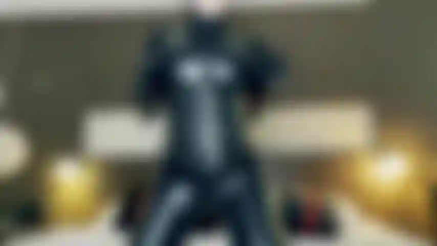 Unter den pfoten der katzenfrau.