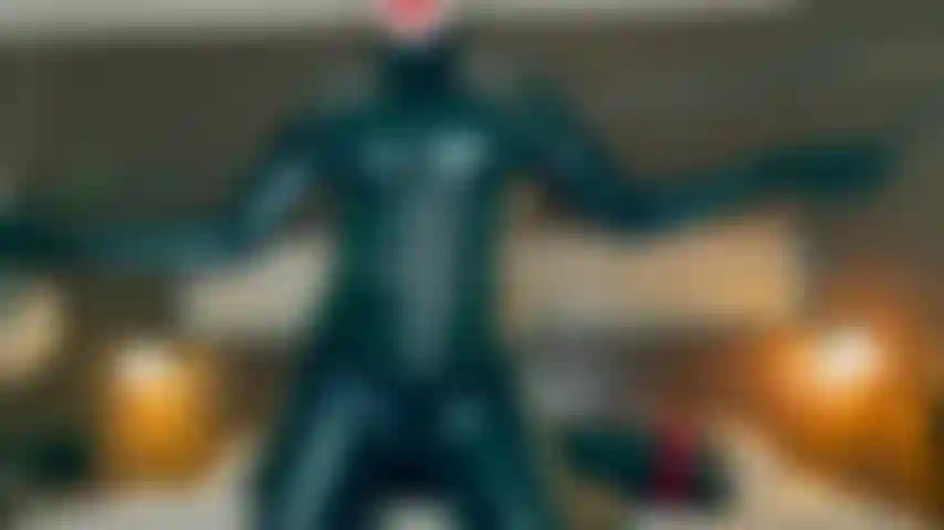 Anhänger unter den pfoten von catwoman.