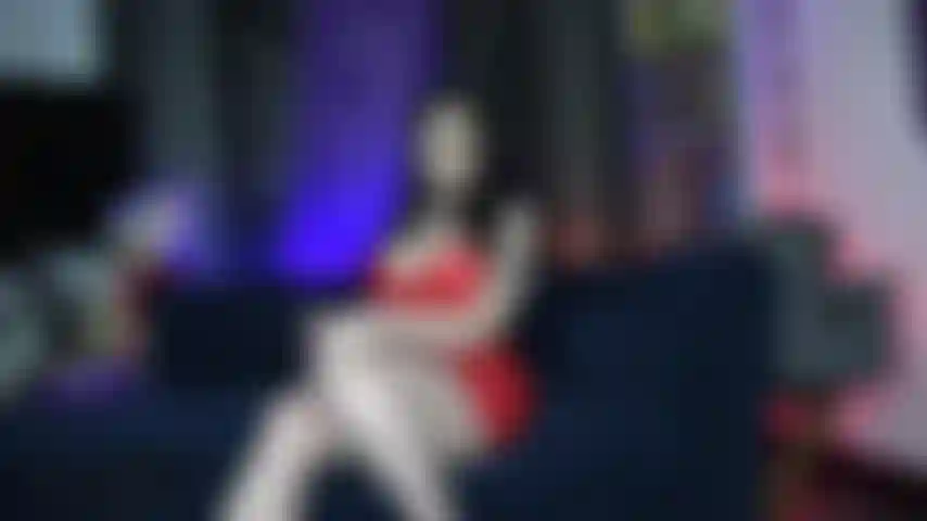 Trage mein gummiartig glänzendes rotes kleid, netzstrümpfe mit roten lackpumps mit spitzen zehen, kein höschen. Ich halte meinen arsch bedeckt, versohle mich, ziehe einen ballknebel an und bringe mich mit meinem vibrator zweimal zum abspritzen.