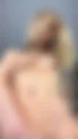 Meine finger spielen mit meiner muschi. Aber ich träume von deiner zunge. Draufsicht und nichts weiter als mein süßes stöhnen.