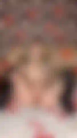 Ein romantisches geschenk. Schau, wie ich aus meinen fingern komme.