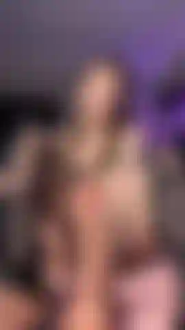 Footjob, aber mit absätzen. Ich streichle deinen schwanz mit meinen absätzen. Das ist meine erste erfahrung, urteile nicht zu hart.