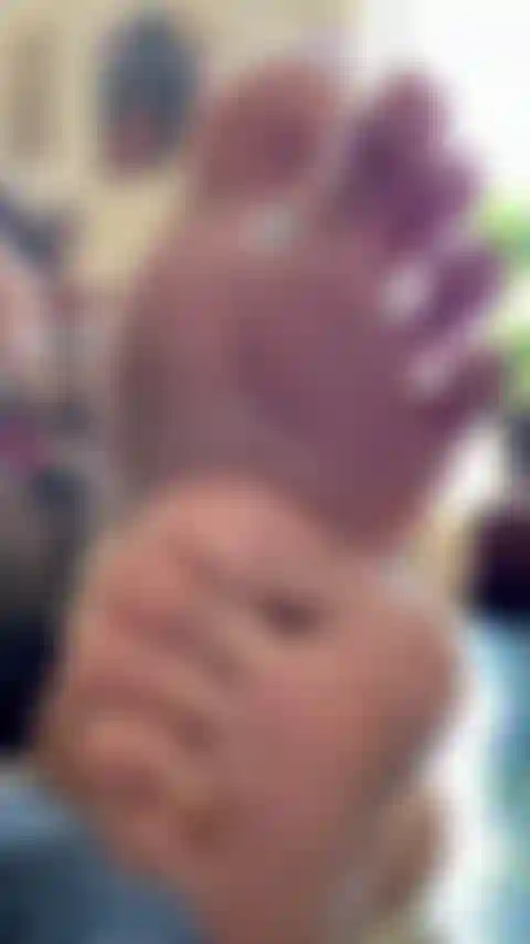 Sohlen zeigen, während ich mich in der sonne entspanne.