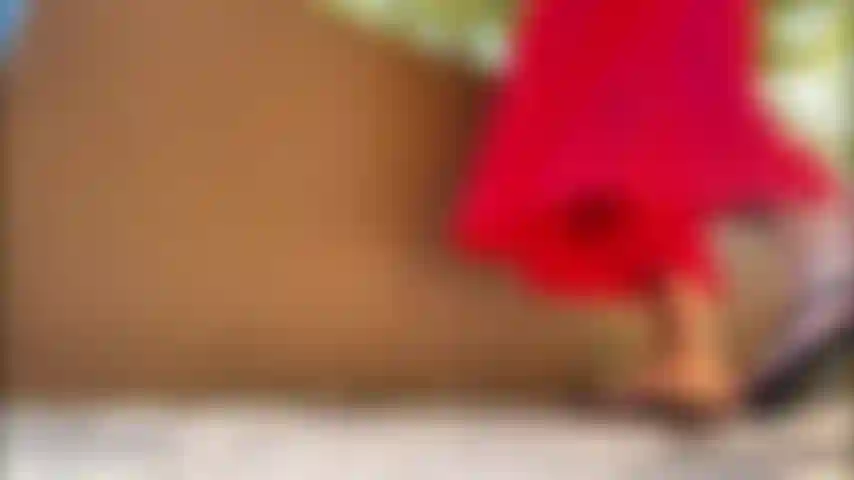 Rotes kleid, upskirt-sohlen, flip-flops, rote rosa zehen.