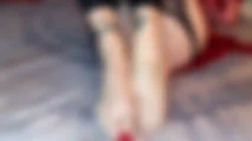 Behaarte milf-muschi reiben, nur die spitze mit glasspielzeug, mit fußaktion.