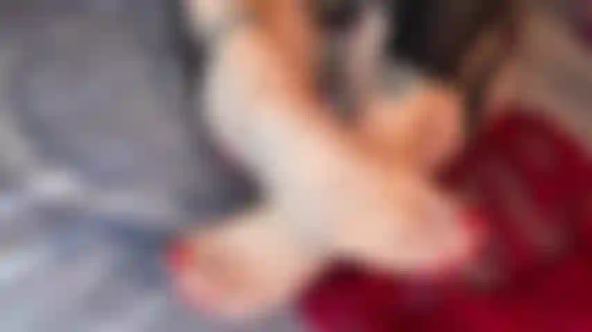 Milf zehen, sohlen und tanga necken, schiere höschen muschi reiben.