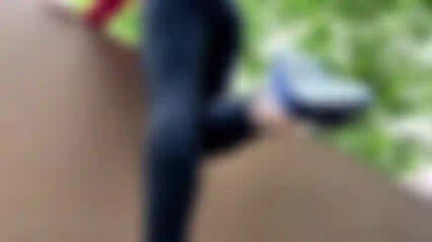 Stinkende ballettschuhe baumeln, milf in leggings, rote zehen.