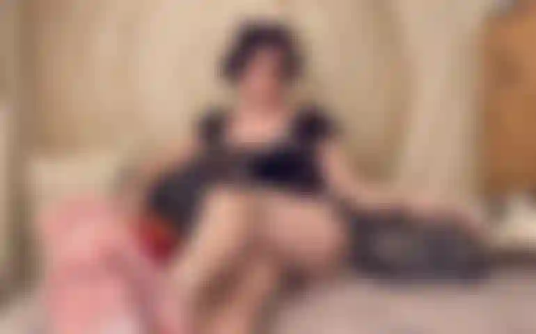 Sohlen und beine zeigen, milf mit brille und tattoos.