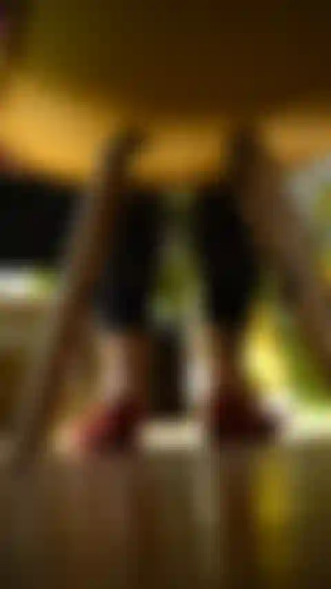 Milf flats baumeln, unter stuhl pov.