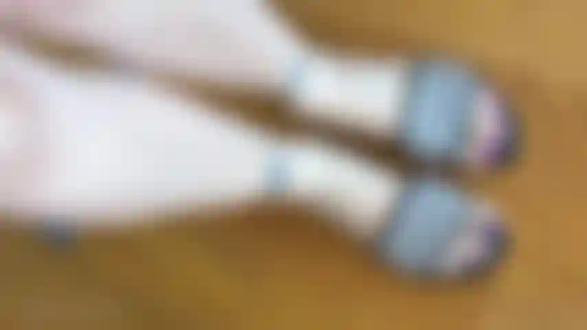 Hausfrauenfüße in rutschen durch das haus.