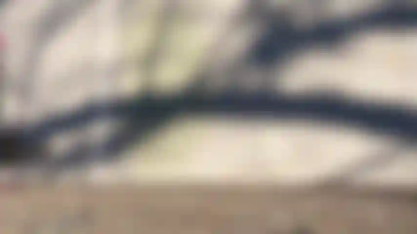 Verschwitzte, zehenlose yoga-socken-füße nach dem training, seilspringen barfuß und in den socken, ungarische milf-füße der größe 9.