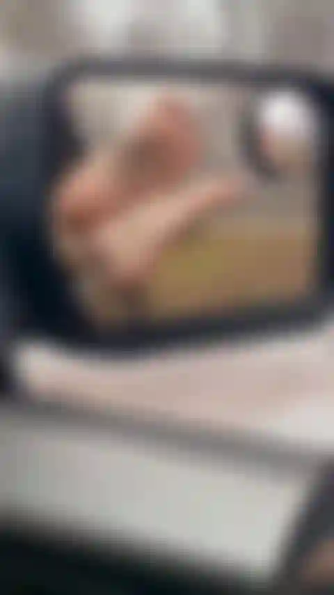 Draußen barfuss, rote nägel, spitzenleggings, reife sohlen.