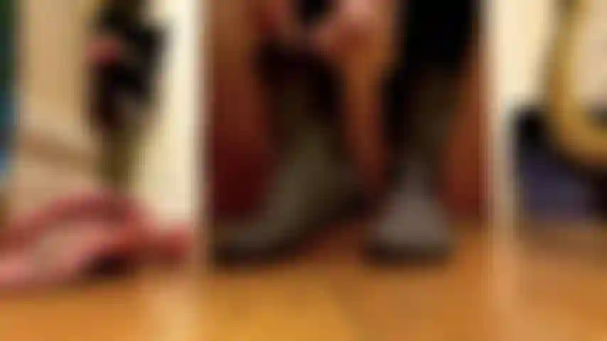 Zuhause ankommen, stiefel ausziehen, baumeln, necken, weiße zehen, pelzige pantoffeln.