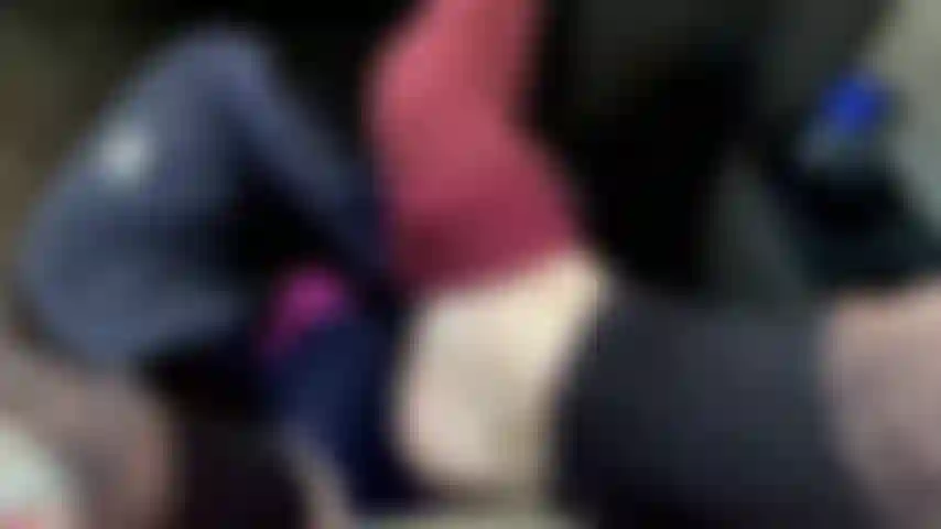 Socken- und stiefelauszug, sexy rote zehen.