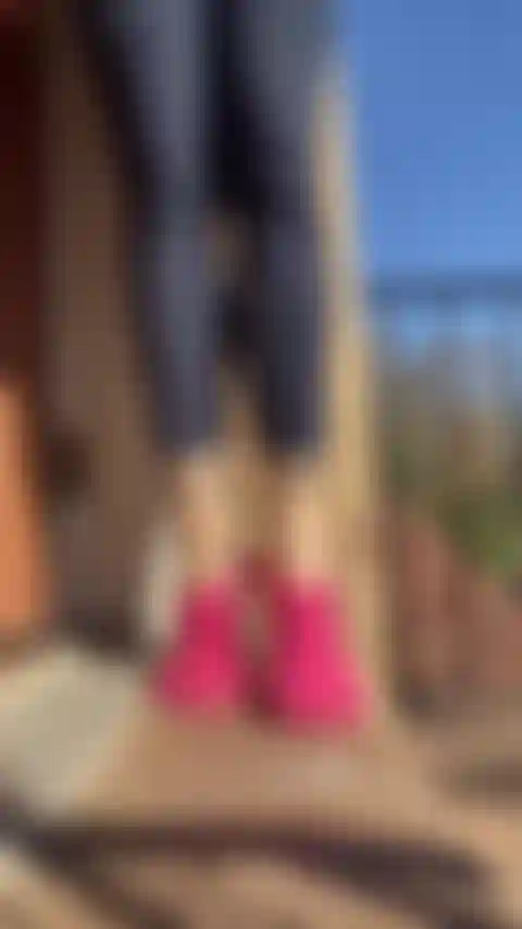 Die fuzzy-socken auszieht.