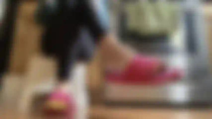 Während ich meinen kaffee trinke, baumle und die socken ausziehe.