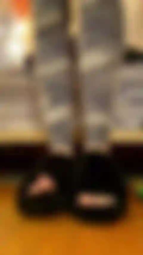 Ugg-slides baumeln, weiße milf-zehen, zerknitterte sohlen.