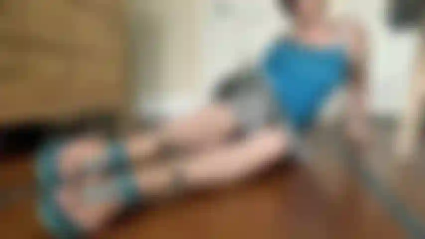 Blaue sandale, weiße zehen, langer rock, milf-fußshow.