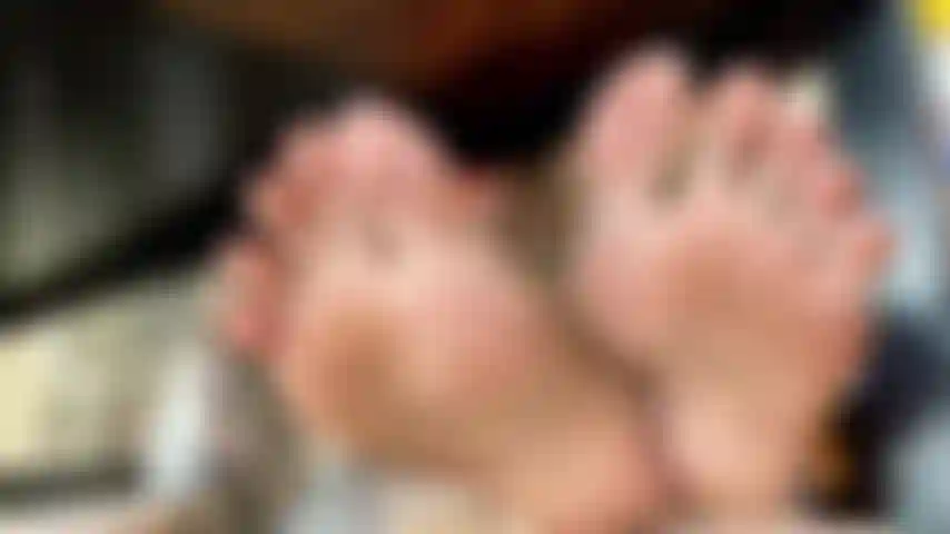 Unter den tischsohlen, rotes kleid, kein höschen, behaarter busch.