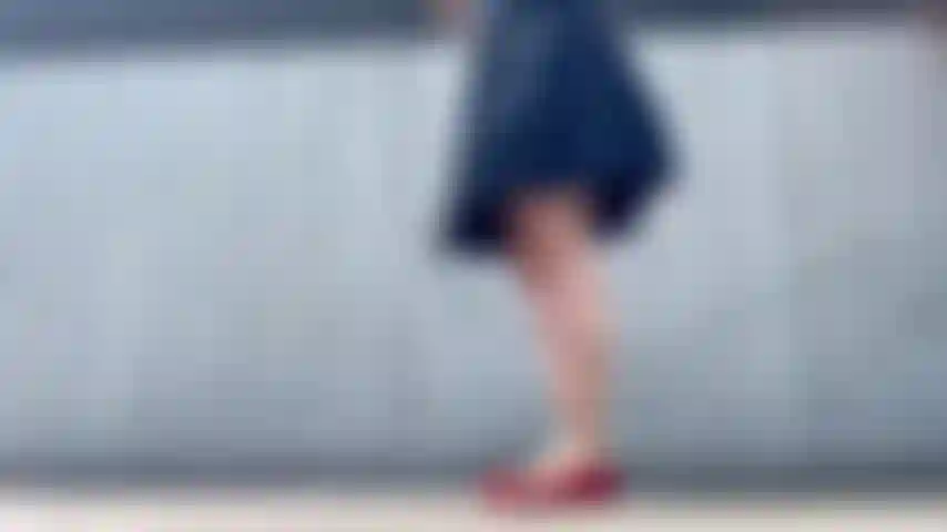 Rote ballerinas, blauer rock, seilhüpfpark.