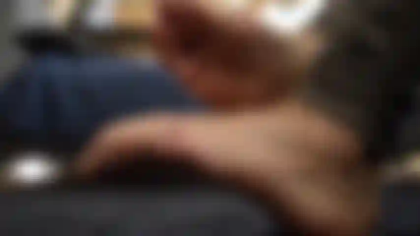 Faltige sohlen hautnah & arsch zeigen.