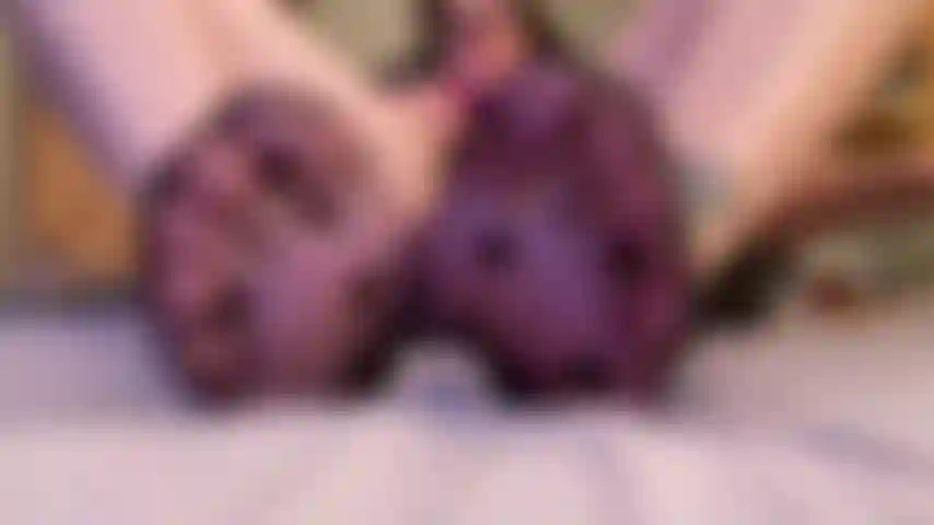 Beobachte mein gesicht und meine füße, während ich zwischen strömen schnell abspritze, schreiender orgasmus, haarige muschi, stimmung rein.