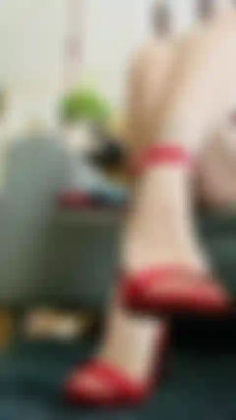 Rote lack-stilettos, milf-füße.