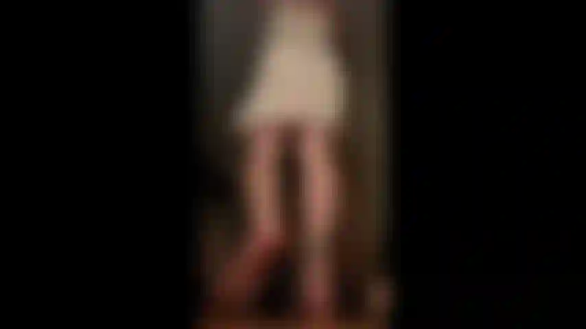 Riesin, upskirt, purpur, barfuß, behaarter busch.