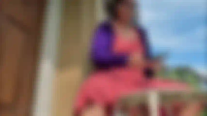 Rotes kleid, gebückte rote zehen, baumelnde brazil-flip-flops.