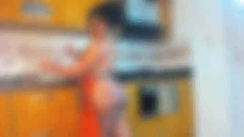 Komm und fick mich, während ich koche und mit deiner milch spiele.