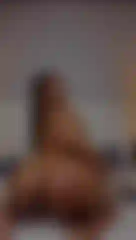 Reite deinen schwanz, während ich meinen arsch schlage.