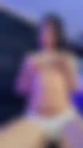 Ich liebe es, wenn du mit meinen titten spielst.