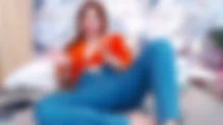 Völlig nackt, spiele mit dem dildo und lutsche füße.