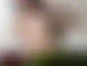 Eine sexy frau in der badewanne, die auf gesellschaft wartet.